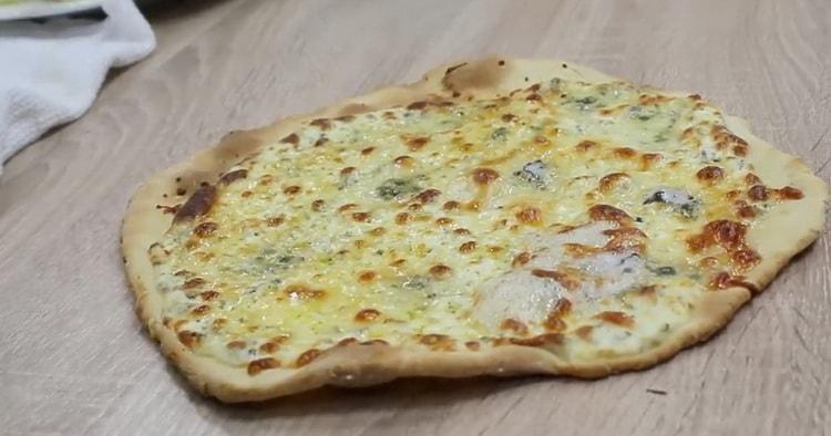 Upang makagawa ng 4 na keso na pizza, paunang pasanin ang oven