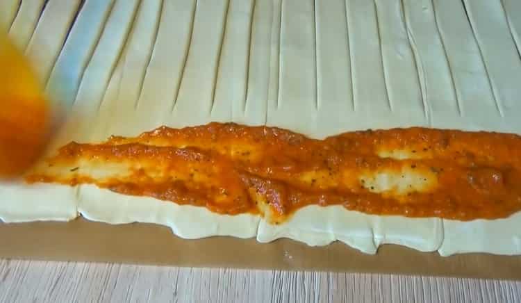 Upang ihanda ang pizza mula sa puff pastry, ilagay ang pagpuno sa kuwarta