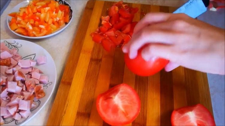 Para sa baking pizza, i-slice ang mga kamatis