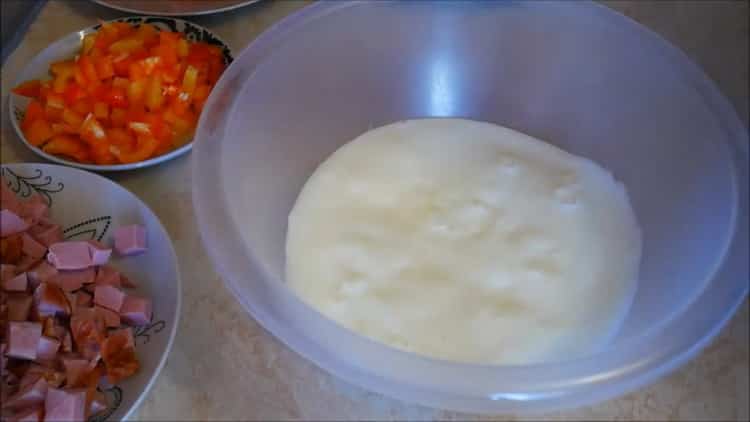 Upang makagawa ng pizza sa batter, maghanda ng kefir