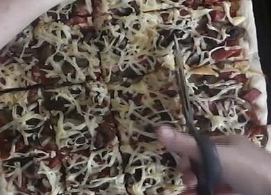 Ang pizza na may mga atsara: isang recipe ng hakbang-hakbang na may mga larawan