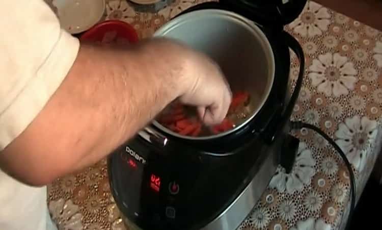 Upang magluto ng pilaf sa isang polaris ng multicooker, magprito ng mga karot