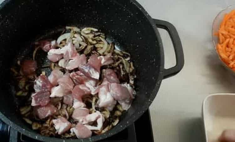 Upang magluto ng pilaf ng baboy ayon sa isang simpleng recipe na may larawan, magprito ang karne