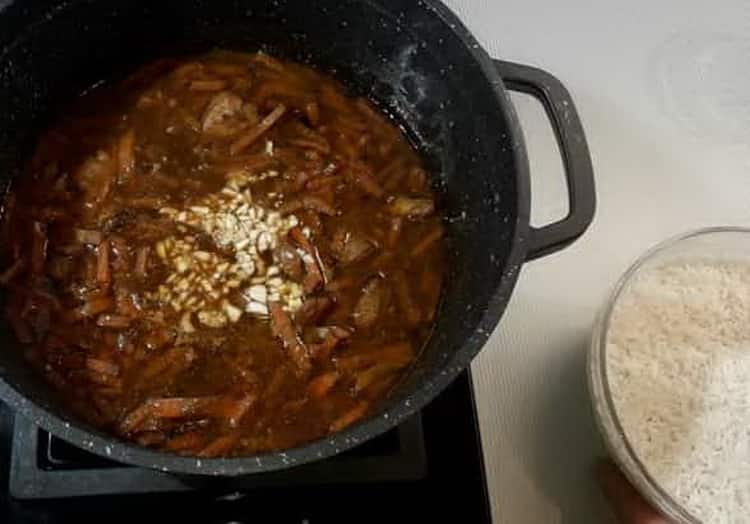 Upang magluto ng pilaf ng baboy ayon sa isang simpleng recipe na may larawan, magdagdag ng tubig