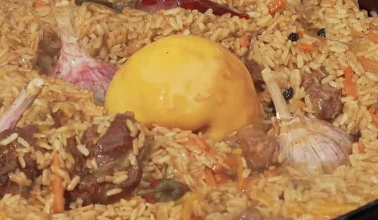 Pilaf sa stake sa isang kaldero ayon sa isang hakbang-hakbang na recipe na may larawan