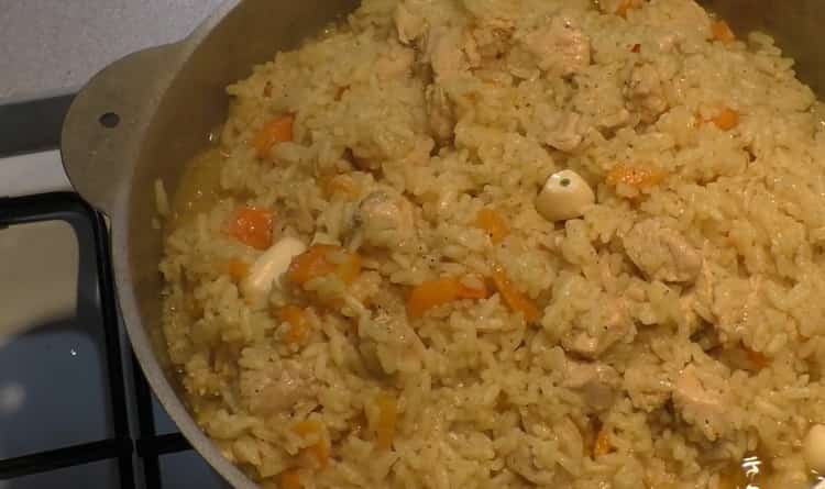 Upang magluto ng pilaf na may manok sa isang kaldero, magdagdag ng bawang