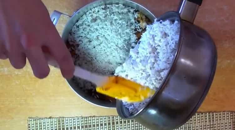 Upang magluto ng pilaf na may manok sa isang kawali, magdagdag ng bigas