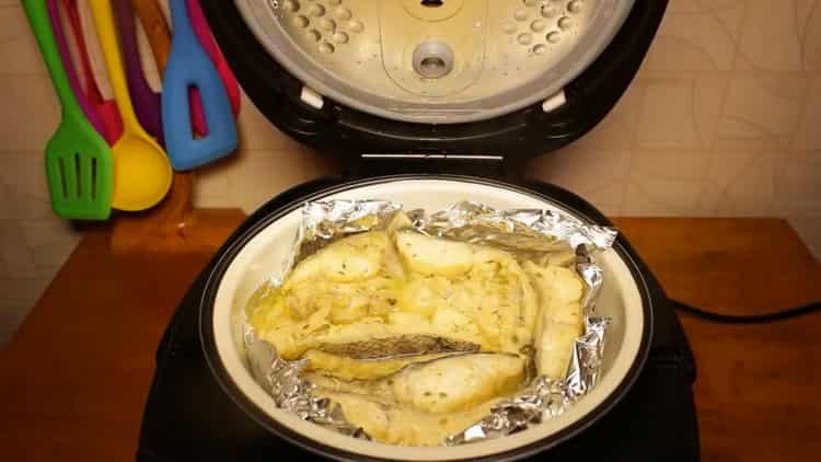 Upang magluto ng steamed fish sa isang mabagal na kusinilya, ilagay ang steaming form