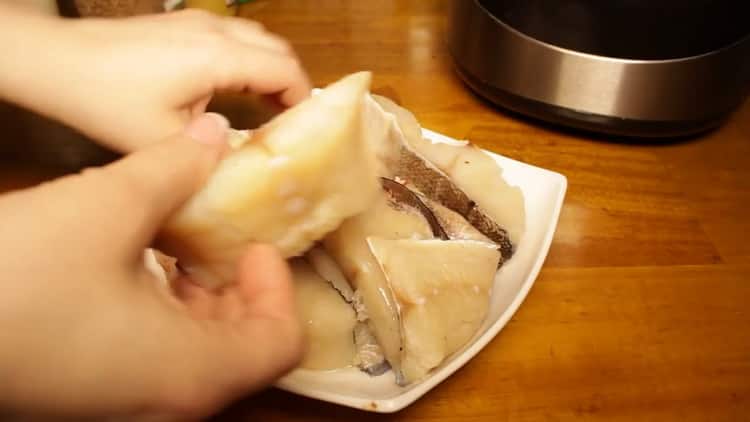 Upang magluto ng steamed fish sa isang mabagal na kusinilya, ihanda ang mga sangkap