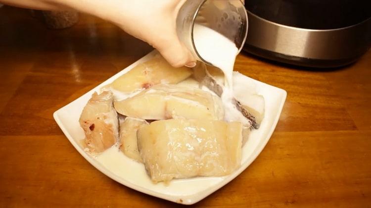 Upang magluto ng steamed fish sa isang mabagal na kusinilya, punan ang isda ng gatas