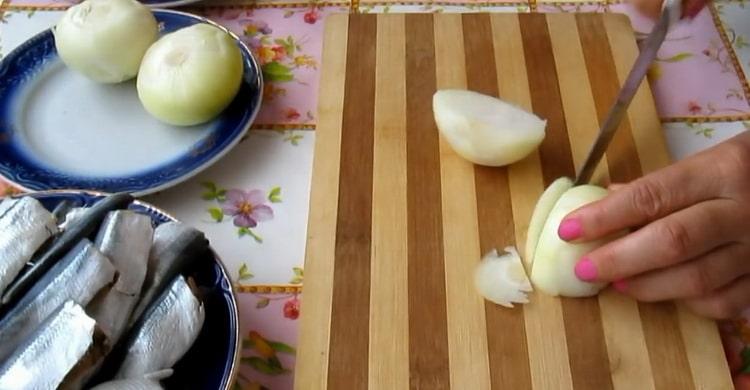 Upang makagawa ng herring ayon sa isang simpleng recipe, i-chop ang sibuyas