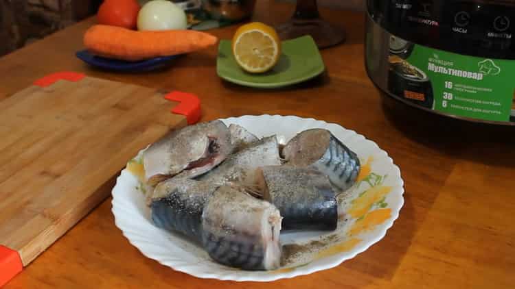 Upang magluto ng mackerel sa isang mabagal na kusinilya, gupitin ang isang limon