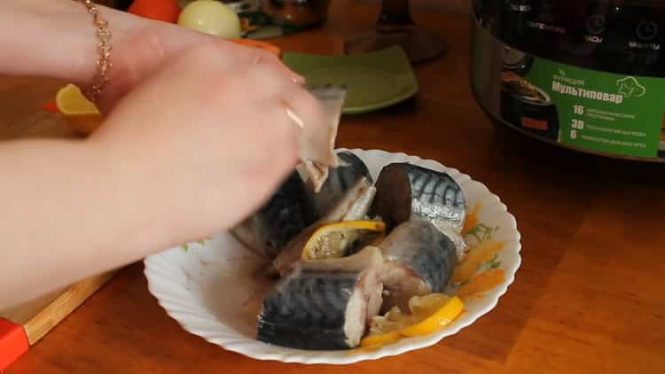 Upang magluto ng mackerel sa isang mabagal na kusinilya, magdagdag ng mga pampalasa