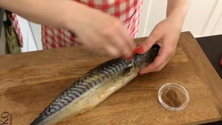 Upang magluto ng mackerel sa foil, grasa ang isda na may pampalasa