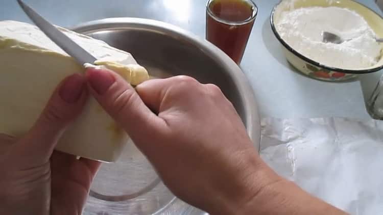 Upang makagawa ng puff pastry, ihanda ang mga sangkap