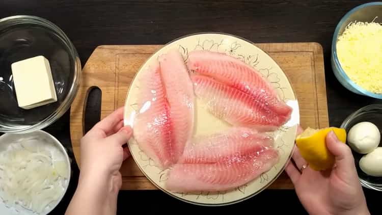 Upang makagawa ng tilapia sa oven, gupitin ang lemon