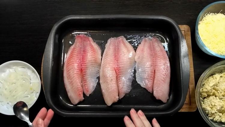 Upang makagawa ng tilapia sa oven, maghanda ng isang baking sheet