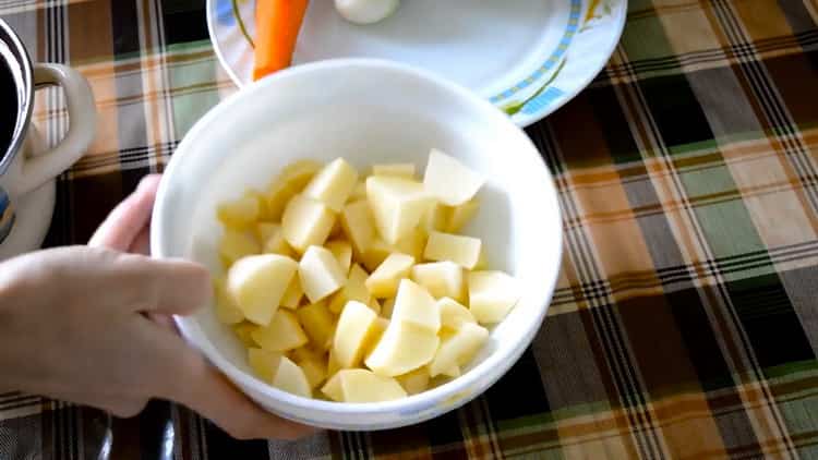 Upang ihanda ang nilagang repolyo na may patatas, ihanda ang mga sangkap