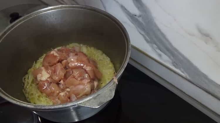 Upang lutuin ang Uzbek pilaf kasama ang manok, iprito ang karne