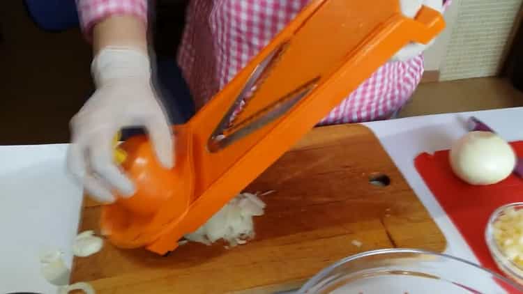 Upang ihanda ang manti para sa manti ayon sa isang simpleng recipe, lagyan ng rehas ang mga sibuyas