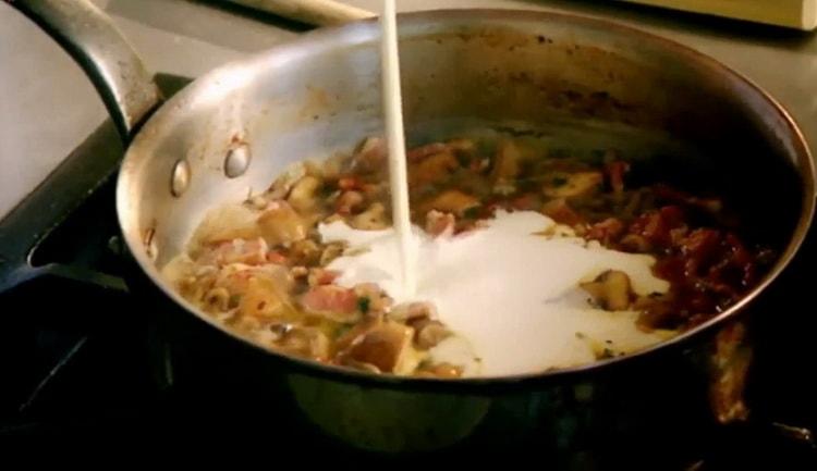 Magdagdag ng cream upang makagawa ng kuneho na fricassee