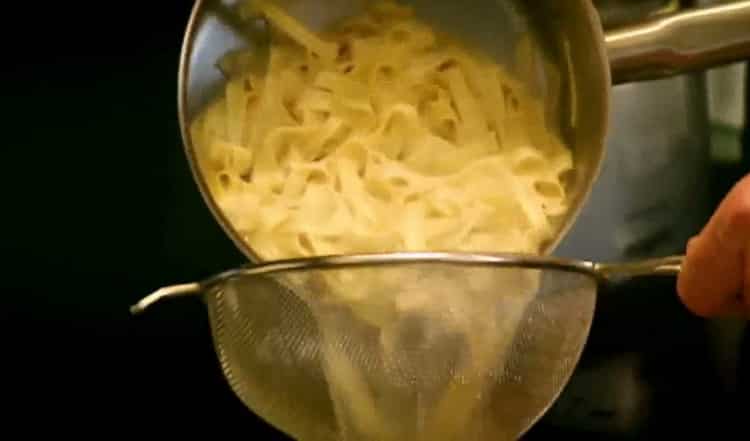 Upang makagawa ng kuneho fricassee, alisan ng tubig ang tubig mula sa tagliatelle