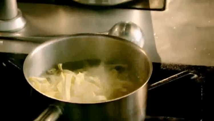 Upang makagawa ng mga rabbit fricassee, gumawa ng tagliatelle