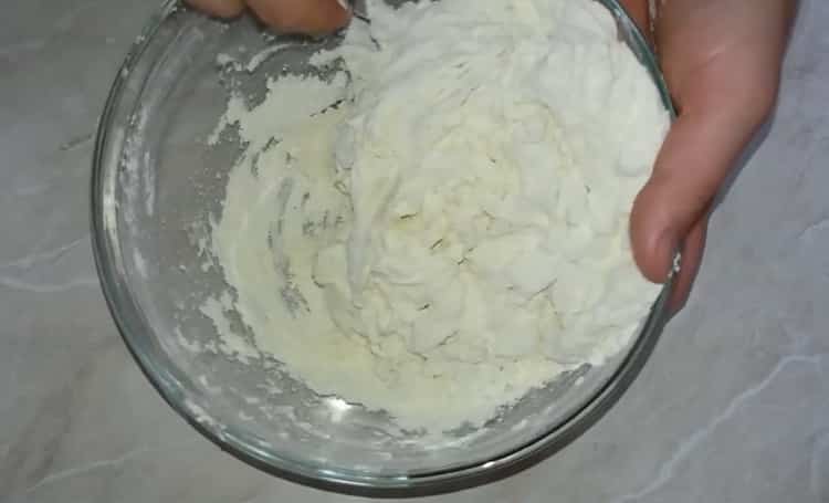 Upang maghanda ng khinkali ayon sa isang simpleng recipe, ihalo ang mga sangkap para sa masa sa isang larawan