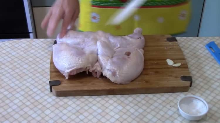 Upang magluto ng tabako ng manok sa oven ayon sa isang simpleng recipe. alisan ng balat ang bawang