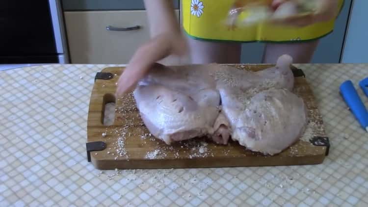 Upang magluto ng tabako ng manok sa oven ayon sa isang simpleng recipe. lagyan ng rehas ang karne ng mga pampalasa at asin