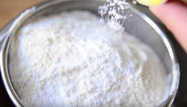 Pag-ayos ng harina nang hiwalay, ihalo ito sa isang baking powder.