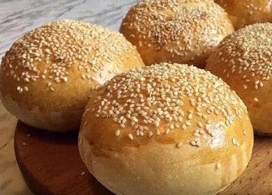 Ang pag-aplay ng mga buns para sa mga hamburger sa bahay: nagluluto kami ayon sa sunud-sunod na recipe na may isang larawan.