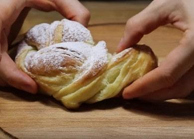 Naghahanda kami ng mga masarap na buns mula sa puff lebadura na masa ayon sa isang sunud-sunod na recipe na may isang larawan.