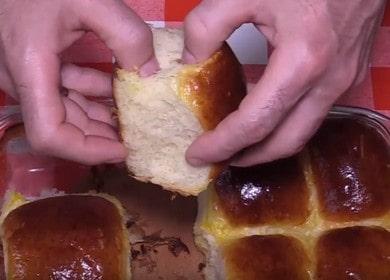 Nagluto kami ng mga malago na buns sa kefir sa oven sa lebadura ayon sa isang sunud-sunod na recipe na may isang larawan.