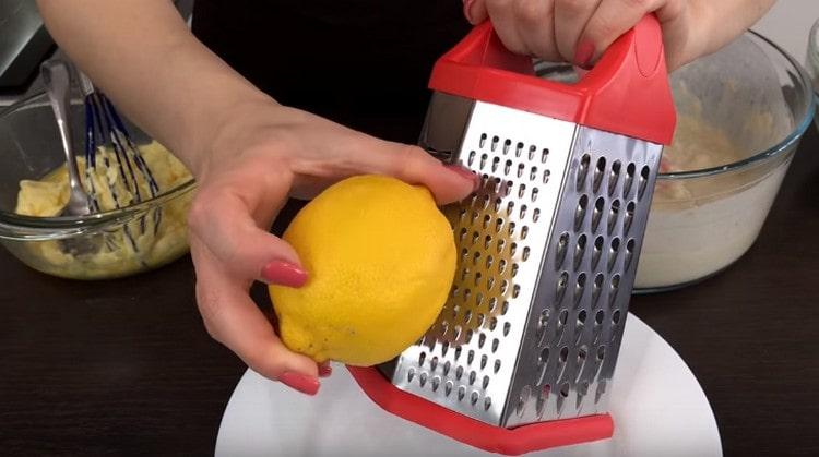 Grate ang lemon zest.