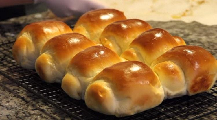 Ang mga Hokkaido buns para sa resipe na ito ay inihurnong para sa 20 minuto.