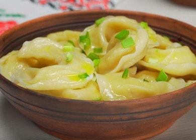 Nagluto kami ng mga dumplings na may patatas at sibuyas ayon sa isang hakbang-hakbang na recipe na may isang larawan.