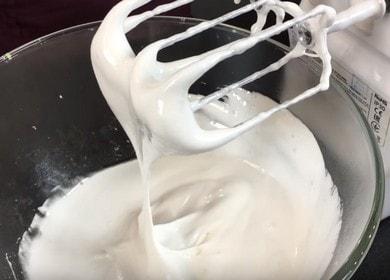 Ang pagluluto ng simple at masarap na icing para sa cake ng Pasko ng Pagkabuhay: dalawang hakbang sa mga recipe ng hakbang.