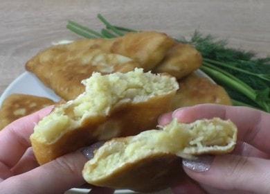 Naghahanda kami ng masarap na pinirito na pie na may patatas sa kefir ayon sa isang sunud-sunod na recipe na may isang larawan.