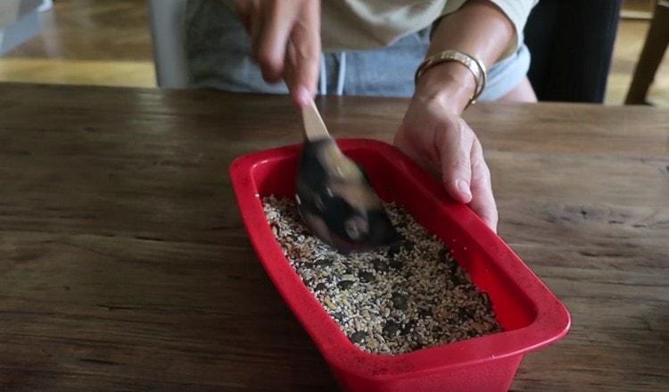 Inilipat namin ang kuwarta ng butil sa isang baking dish.