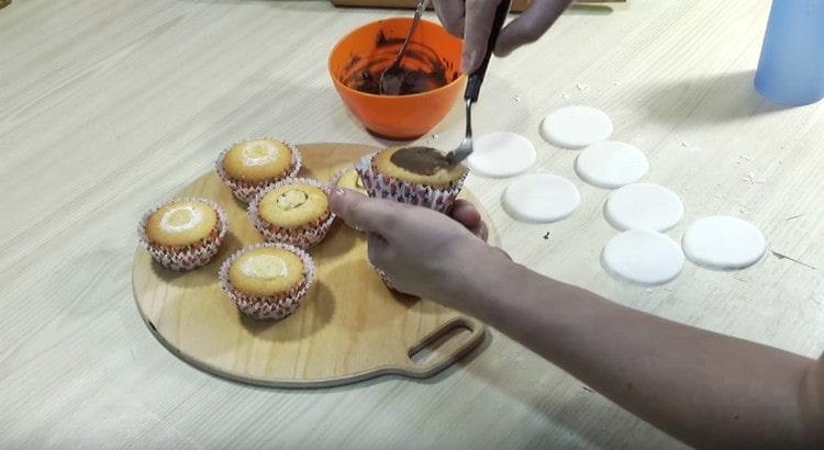 Inihaw namin ang bawat cake na may tsokolate ganache.