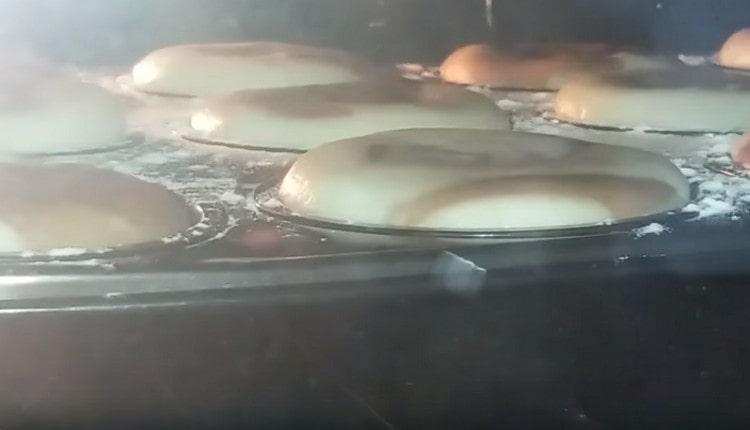 Nagpapadala kami ng mga form ng cupcake sa oven.