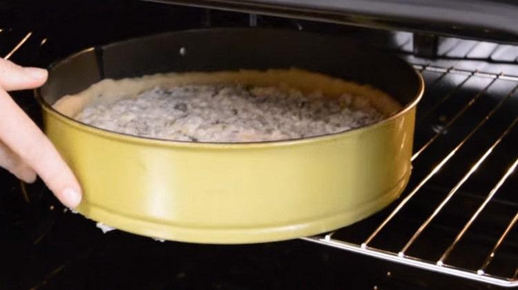 Ipinapadala namin ang cake sa oven.