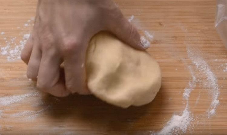 Knead ang masa at ilagay ito sa ref.