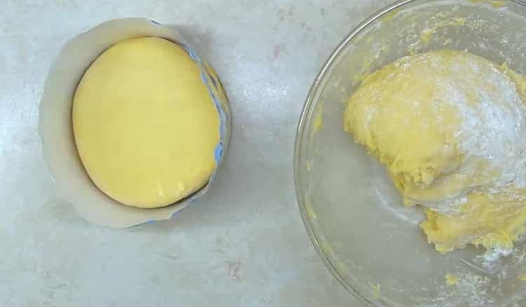 Upang makagawa ng isang klasikong cake ng Pasko ng Pagkabuhay na may isang simpleng recipe, ilagay ang kuwarta sa anyo