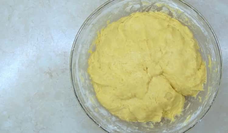 Knead ang kuwarta upang makagawa ng isang klasikong cake ng Easter na gumagamit ng isang simpleng recipe.