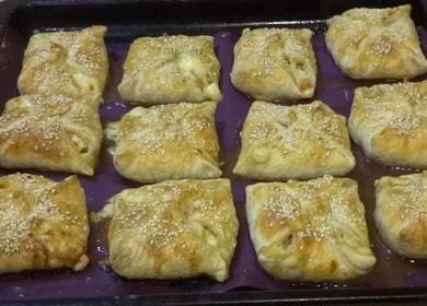 Naghurno kami ng masarap na sobre mula sa puff pastry na pinalamanan ng manok at kamatis: recipe na may larawan.