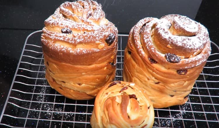 Крафинът Kulich може да бъде допълнително поръсен с пудра захар.