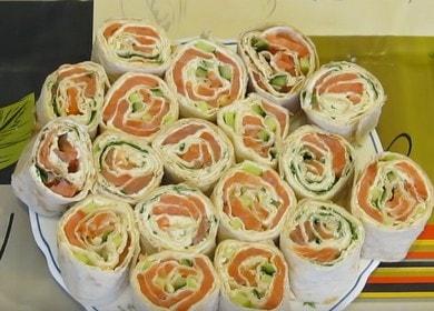 Naghahanda kami ng isang masarap na tinapay na pita na may salmon sa anyo ng isang roll ayon sa isang sunud-sunod na recipe na may isang larawan.