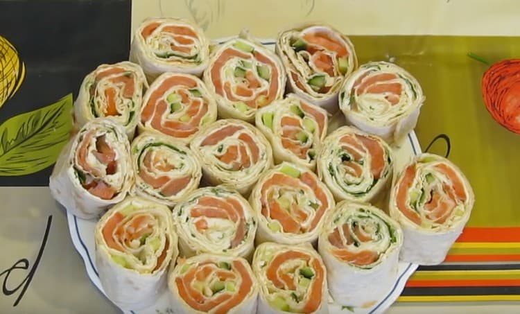 Ang nasabing pita tinapay na may salmon sa anyo ng isang roll ay magiging isang mahusay na meryenda sa maligaya talahanayan.